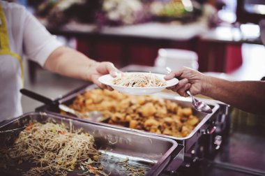 Toplumdaki fakirlere yiyecek bağışlama, evsizlere bedava yemek sağlama kavramı.