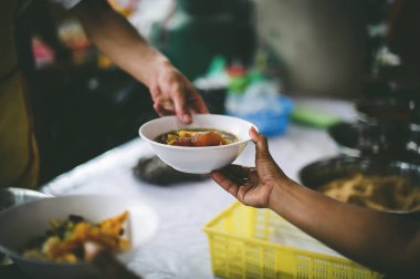 Kıtlık, aç insanların gönüllülerden bedava yiyecek almasına neden oluyor..