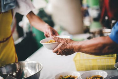 Kıtlık, aç insanların gönüllülerden bedava yiyecek almasına neden oluyor..