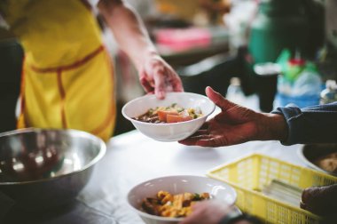 Kıtlık, aç insanların gönüllülerden bedava yiyecek almasına neden oluyor..