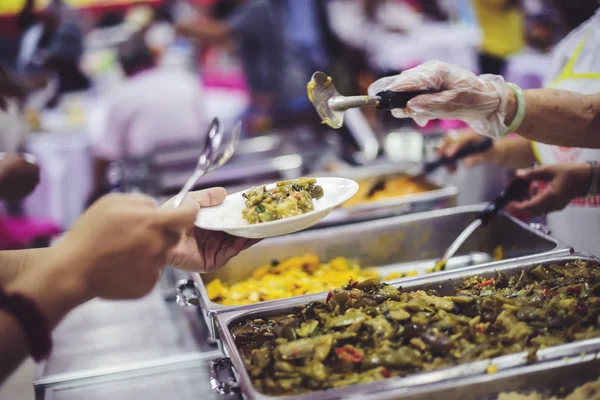 地域の貧しい人々に食糧を寄付し ホームレスに無料の食料を提供するという概念 — ストック写真