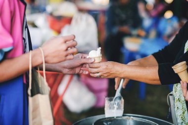 Fakirlerin elleri, zengin, merhametli, evsizlere bedava yiyecek bağışları için bekliyor.