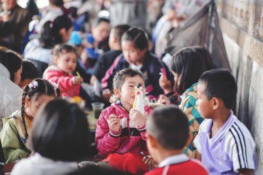 Chiang Mai, Tayland - 11 Ocak 2020: Enerjik Taylandlı çocuklar Ulusal Çocuk Günü etkinliklerine katılarak Saraphi 'de yiyecek ve içecek almak da dahil olmak üzere birçok ödül aldılar, Chiang Mai