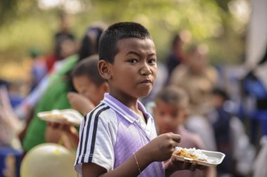 Chiang Mai, Tayland - 11 Ocak 2020: Enerjik Taylandlı çocuklar Ulusal Çocuk Günü etkinliklerine katılarak Saraphi 'de yiyecek ve içecek almak da dahil olmak üzere birçok ödül aldılar, Chiang Mai