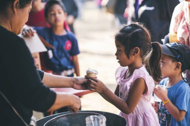 Chiang Mai, Tayland - 11 Ocak 2020: Enerjik Taylandlı çocuklar Ulusal Çocuk Günü etkinliklerine katılarak Saraphi 'de yiyecek ve içecek almak da dahil olmak üzere birçok ödül aldılar, Chiang Mai