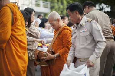 Chiang Mai, Tayland - 23 Ekim 2019: Saraphi Bölgesi 'ndeki devlet kurumu çalışanları, Saraphi' deki Budist keşişlere, Chiang Mai 'ye ortaklaşa yiyecek ve içecek sunuyor.