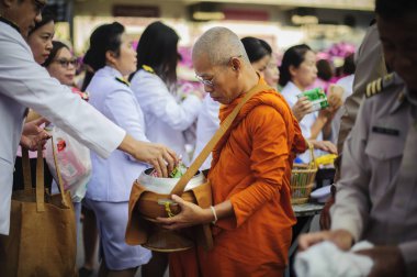 Chiang Mai, Tayland - 23 Ekim 2019: Saraphi Bölgesi 'ndeki devlet kurumu çalışanları, Saraphi' deki Budist keşişlere, Chiang Mai 'ye ortaklaşa yiyecek ve içecek sunuyor.
