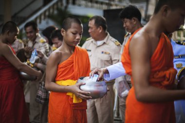 Chiang Mai, Tayland - 23 Ekim 2019: Saraphi Bölgesi 'ndeki devlet kurumu çalışanları, Saraphi' deki Budist keşişlere, Chiang Mai 'ye ortaklaşa yiyecek ve içecek sunuyor.