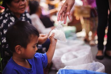 Chiang Mai, Tayland - 20 Ekim 2019: Çocuklar ve yoksullar Chiang Mai 'deki hayırseverlerden bağış ve para almak için bekliyorlar