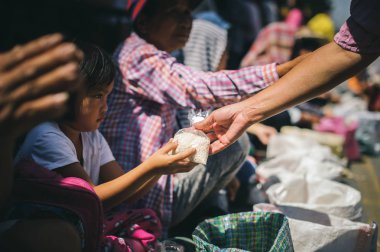 Chiang Mai, Tayland - 20 Ekim 2019: Çocuklar ve yoksullar Chiang Mai 'deki hayırseverlerden bağış ve para almak için bekliyorlar