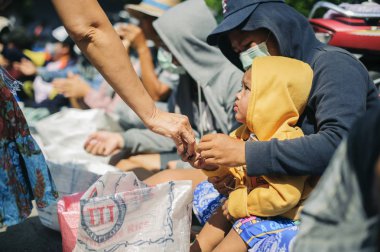 Chiang Mai, Tayland - 20 Ekim 2019: Çocuklar ve yoksullar Chiang Mai 'deki hayırseverlerden bağış ve para almak için bekliyorlar