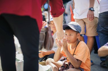 Chiang Mai, Tayland - 20 Ekim 2019: Çocuklar ve yoksullar Chiang Mai 'deki hayırseverlerden bağış ve para almak için bekliyorlar