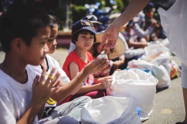 Chiang Mai, Tayland - 20 Ekim 2019: Çocuklar ve yoksullar Chiang Mai 'deki hayırseverlerden bağış ve para almak için bekliyorlar