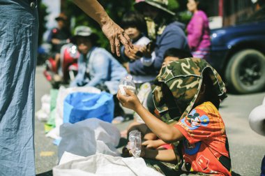 Chiang Mai, Tayland - 20 Ekim 2019: Çocuklar ve yoksullar Chiang Mai 'deki hayırseverlerden bağış ve para almak için bekliyorlar