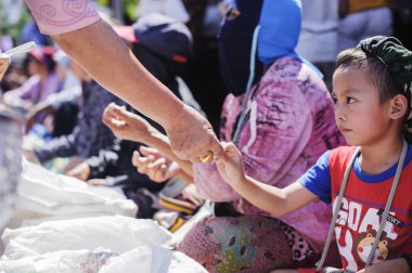 Chiang Mai, Tayland - 20 Ekim 2019: Çocuklar ve yoksullar Chiang Mai 'deki hayırseverlerden bağış ve para almak için bekliyorlar