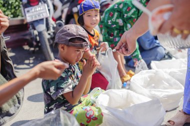 Chiang Mai, Tayland - 20 Ekim 2019: Çocuklar ve yoksullar Chiang Mai 'deki hayırseverlerden bağış ve para almak için bekliyorlar