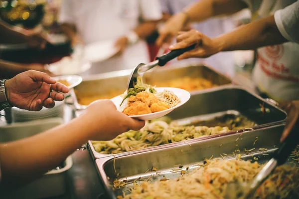 Das Konzept Der Nahrungsmittelknappheit Hungrige Menschen Bieten Lebensmittelspenden Von Freiwilligen — Stockfoto