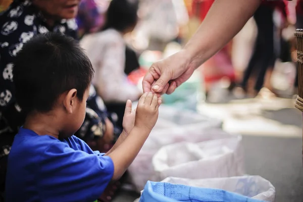 Chiang Mai, Tayland - 20 Ekim 2019: Çocuklar ve yoksullar Chiang Mai 'deki hayırseverlerden bağış ve para almak için bekliyorlar