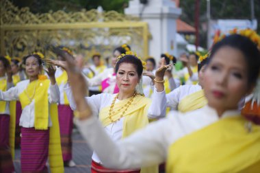 Lamphun, Tayland - 12 Mayıs 2019: Uzun tırnaklı dansçı kadın, Lamphun, Tayland 'da bulunan Chedi Hariphunchai' nin Bathing Phra 'sında dans ediyor.