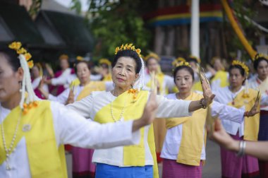Lamphun, Tayland - 12 Mayıs 2019: Uzun tırnaklı dansçı kadın, Lamphun, Tayland 'da bulunan Chedi Hariphunchai' nin Bathing Phra 'sında dans ediyor.