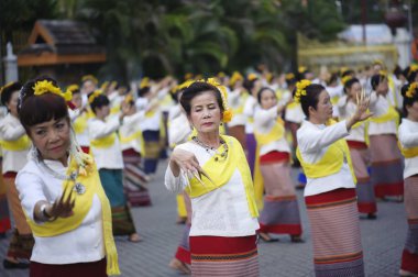 Lamphun, Tayland - 12 Mayıs 2019: Uzun tırnaklı dansçı kadın, Lamphun, Tayland 'da bulunan Chedi Hariphunchai' nin Bathing Phra 'sında dans ediyor.
