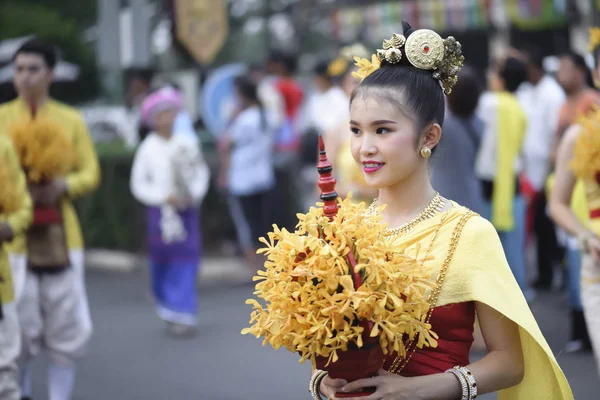 ランプン2019年5月12日 祭りで花の鍋を持っている女の子 タイのランプンにあるチェディ ハリプンチャイの入浴 — ストック写真
