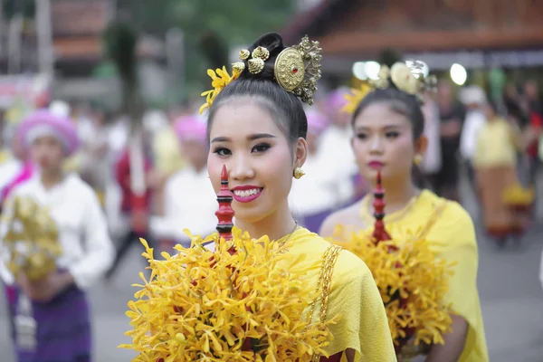 Lamphun Thaiföld 2019 Május Lány Tartja Virágcserepet Fesztiválon Fürdés Phra — Stock Fotó