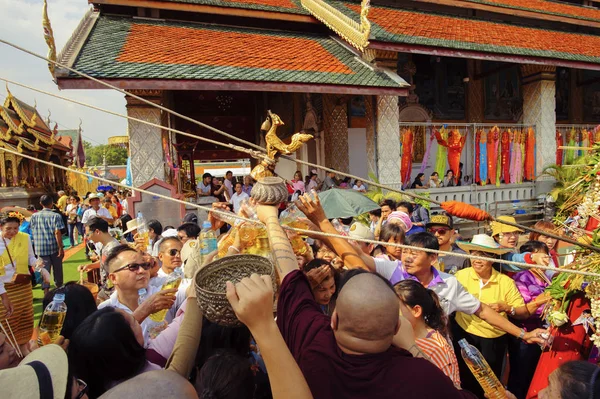 Lamphun Tailândia Maio 2019 Pessoas Juntas Derramam Água Juntas Para — Fotografia de Stock