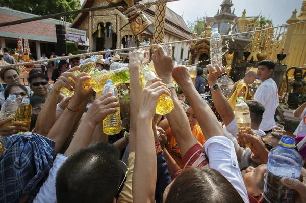 Lamphun Thailand Maj 2019 Människor Häller Vatten Tillsammans För Att — Stockfoto