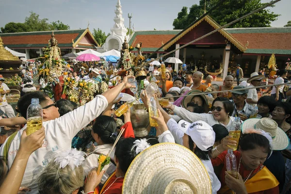 Lamphun Tailândia Maio 2019 Pessoas Juntas Derramam Água Juntas Para — Fotografia de Stock