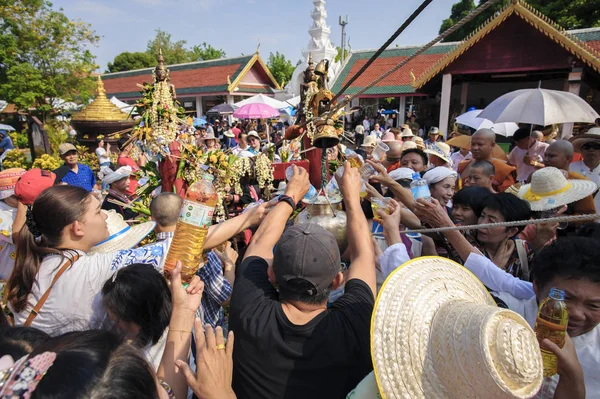 Lamphun Thailand Maj 2019 Människor Häller Vatten Tillsammans För Att — Stockfoto