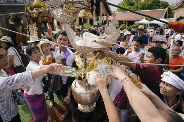 Lamphun Tailândia Maio 2019 Pessoas Juntas Derramam Água Juntas Para — Fotografia de Stock