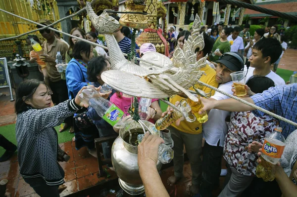 Lamphun Thailand Maj 2019 Människor Häller Vatten Tillsammans För Att — Stockfoto