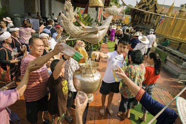 Lamphun Thailand Maj 2019 Människor Häller Vatten Tillsammans För Att — Stockfoto