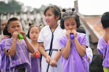 Mae Hae Noi Omkoi Chiang Tayland - 10 Ocak 2019: Köylüler ve çocuklar Omkoi Bölgesi Chiangmai Eyaleti 'nde düzenlenen yıllık Çocuk Günü etkinliğine katıldılar.