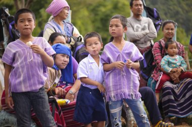 Mae Hae Noi Omkoi Chiang Tayland - 10 Ocak 2019: Köylüler ve çocuklar Omkoi Bölgesi Chiangmai Eyaleti 'nde düzenlenen yıllık Çocuk Günü etkinliğine katıldılar.