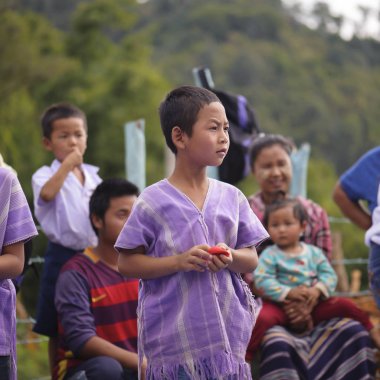 Mae Hae Noi Omkoi Chiang Tayland - 10 Ocak 2019: Köylüler ve çocuklar Omkoi Bölgesi Chiangmai Eyaleti 'nde düzenlenen yıllık Çocuk Günü etkinliğine katıldılar.