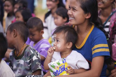 Mae Hae Noi Omkoi Chiang Tayland - 10 Ocak 2019: Köylüler ve çocuklar Omkoi Bölgesi Chiangmai Eyaleti 'nde düzenlenen yıllık Çocuk Günü etkinliğine katıldılar.