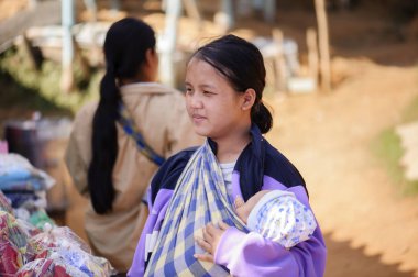 Mae Hae Noi Omkoi Chiang Tayland - 10 Ocak 2019: Köylüler ve çocuklar Omkoi Bölgesi Chiangmai Eyaleti 'nde düzenlenen yıllık Çocuk Günü etkinliğine katıldılar.