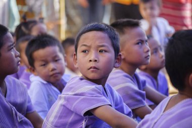 Mae Hae Noi Omkoi Chiang Tayland - 10 Ocak 2019: Köylüler ve çocuklar Omkoi Bölgesi Chiangmai Eyaleti 'nde düzenlenen yıllık Çocuk Günü etkinliğine katıldılar.