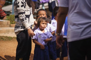 Mae Hae Noi Omkoi Chiang Tayland - 10 Ocak 2019: Köylüler ve çocuklar Omkoi Bölgesi Chiangmai Eyaleti 'nde düzenlenen yıllık Çocuk Günü etkinliğine katıldılar.