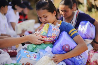 Mae Hae Noi Omkoi Chiang Tayland - 10 Ocak 2019: Köylüler ve çocuklar, Tayland 'ın Omkoi Bölgesi Chiang Mai' de düzenlenen yıllık Çocuk Günü etkinliğinde gönüllülerden yiyecek ve mutfak gereçleri alıyorlar