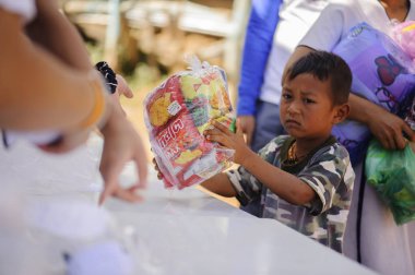 Mae Hae Noi Omkoi Chiang Tayland - 10 Ocak 2019: Köylüler ve çocuklar, Tayland 'ın Omkoi Bölgesi Chiang Mai' de düzenlenen yıllık Çocuk Günü etkinliğinde gönüllülerden yiyecek ve mutfak gereçleri alıyorlar