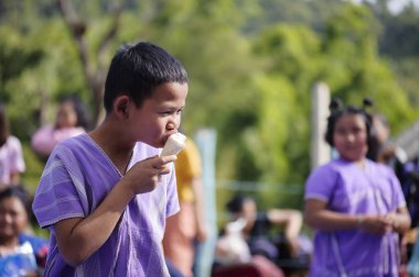 Mae Hae Noi Omkoi Chiang Tayland - 10 Ocak 2019: Köylüler ve çocuklar Omkoi Bölgesi Chiangmai Eyaleti 'nde düzenlenen yıllık Çocuk Günü etkinliğine katıldılar.