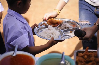 Mae Hae Noi Omkoi Chiang Tayland - 10 Ocak 2019: Köylüler ve çocuklar, Tayland 'ın Omkoi Bölgesi Chiang Mai' de düzenlenen yıllık Çocuk Günü etkinliğinde gönüllülerden yiyecek ve mutfak gereçleri alıyorlar