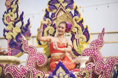 CHIANG MAI, THAILAND - FEBRUARY 08, 2020: The dancing lady in beautiful traditional clothes danced with delicacy in the 44th flower festival parade in Chiang Mai, Thailand