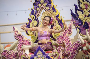 CHIANG MAI, THAILAND - FEBRUARY 08, 2020: The dancing lady in beautiful traditional clothes danced with delicacy in the 44th flower festival parade in Chiang Mai, Thailand