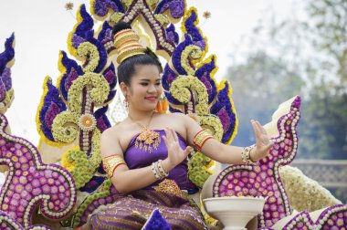 CHIANG MAI, THAILAND - FEBRUARY 08, 2020: The dancing lady in beautiful traditional clothes danced with delicacy in the 44th flower festival parade in Chiang Mai, Thailand