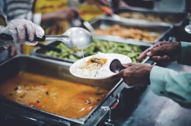 Evsizlere bedava yemek vermek. Gönüllüler Chiangmai 'nin aç ve evsiz yemeklerini besler.