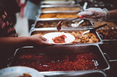 Gönüllülerden bedava yemek sunan fakir, evsiz ellere yiyecek desteği